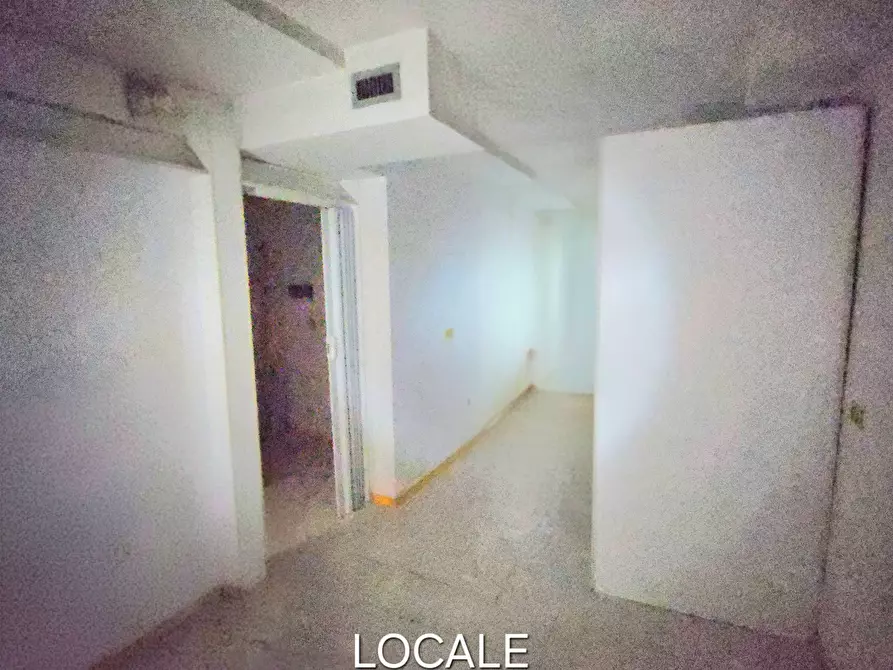 Immagine 17 di Locale commerciale in affitto  in Viale Crucioli a Teramo
