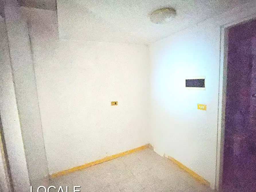 Immagine 18 di Locale commerciale in affitto  in Viale Crucioli a Teramo