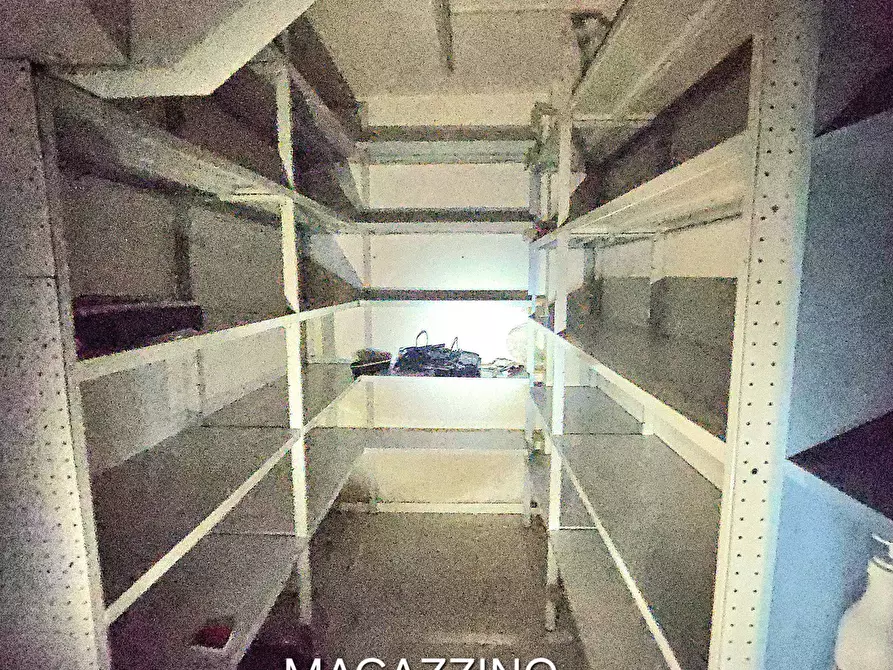 Immagine 19 di Locale commerciale in affitto  in Viale Crucioli a Teramo