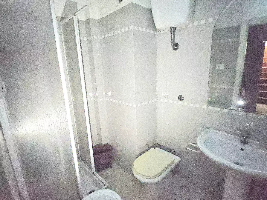 Immagine 21 di Locale commerciale in affitto  in Viale Crucioli a Teramo