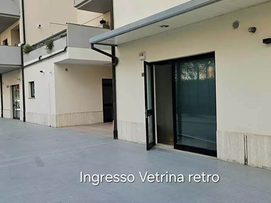 Immagine 15 di Locale commerciale in affitto  in Viale Crucioli a Teramo