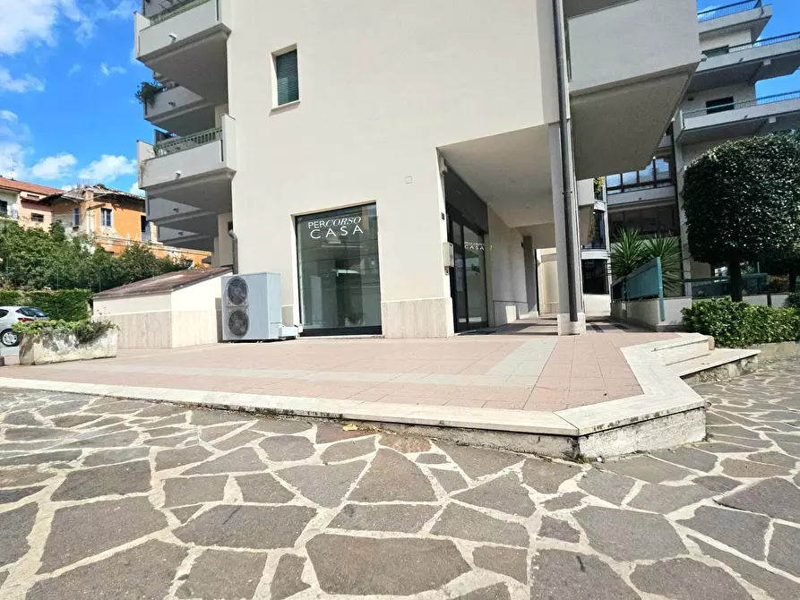 Immagine 10 di Locale commerciale in affitto  in Viale Crucioli a Teramo