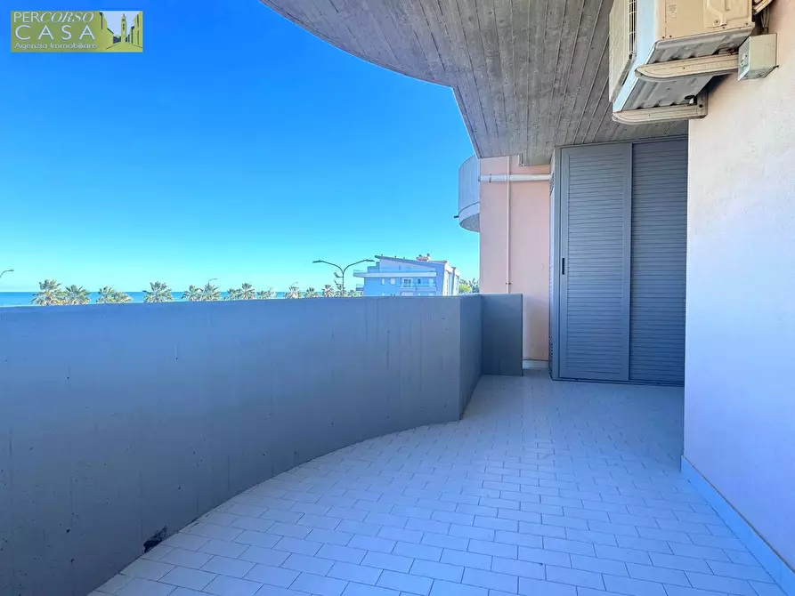 Immagine 3 di Appartamento in vendita  in LUNGOMARE SIRENA - PRIMA FILA - FRONTE MARE a Tortoreto