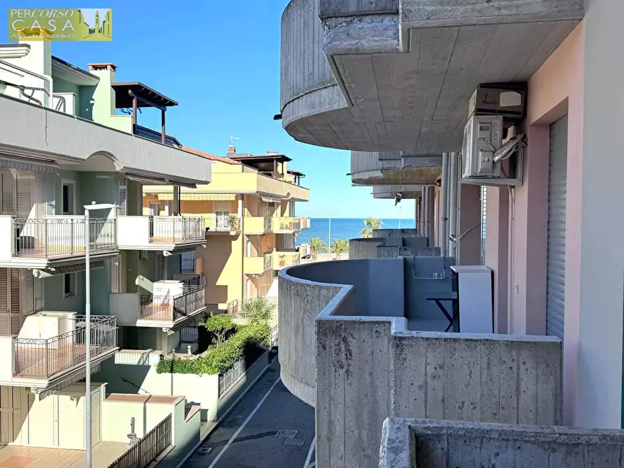 Immagine 1 di Appartamento in vendita  in LUNGOMARE SIRENA - PRIMA FILA FRONTEMARE a Tortoreto