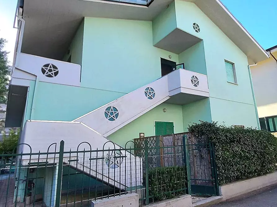 Immagine 1 di Casa semindipendente in vendita  in Via Corsica - 4° fila - 150 mt. dal mare a Tortoreto