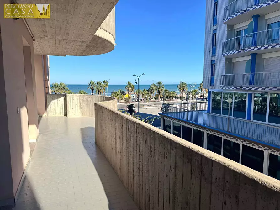 Immagine 7 di Appartamento in vendita  in Lungomare Sirena - Edificio fronte mare a Tortoreto