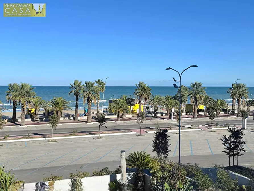 Immagine 8 di Appartamento in vendita  in Lungomare Sirena - Edificio fronte mare a Tortoreto