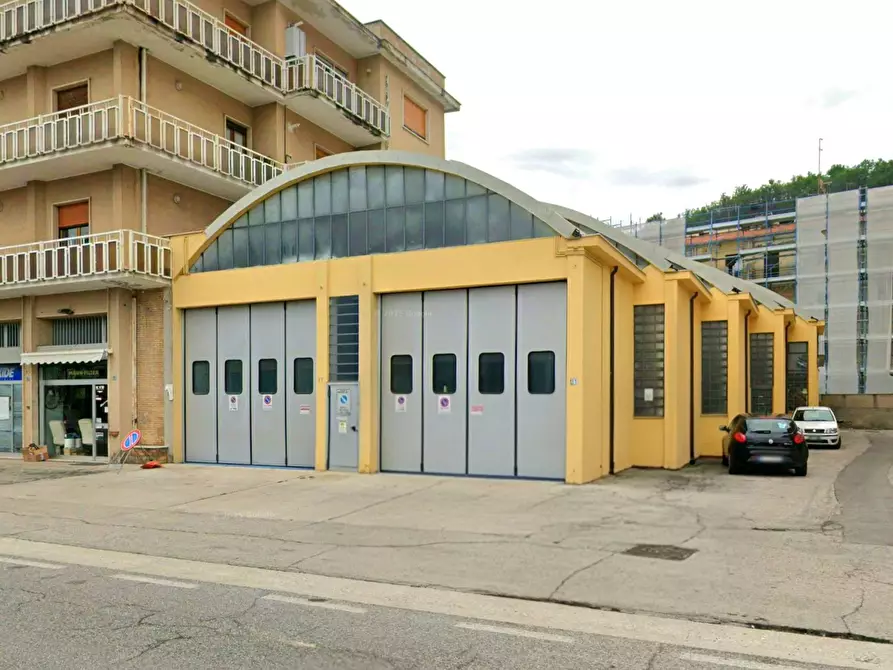 Immagine 1 di Locale commerciale in affitto  in Viale Risorgimento a Montorio Al Vomano