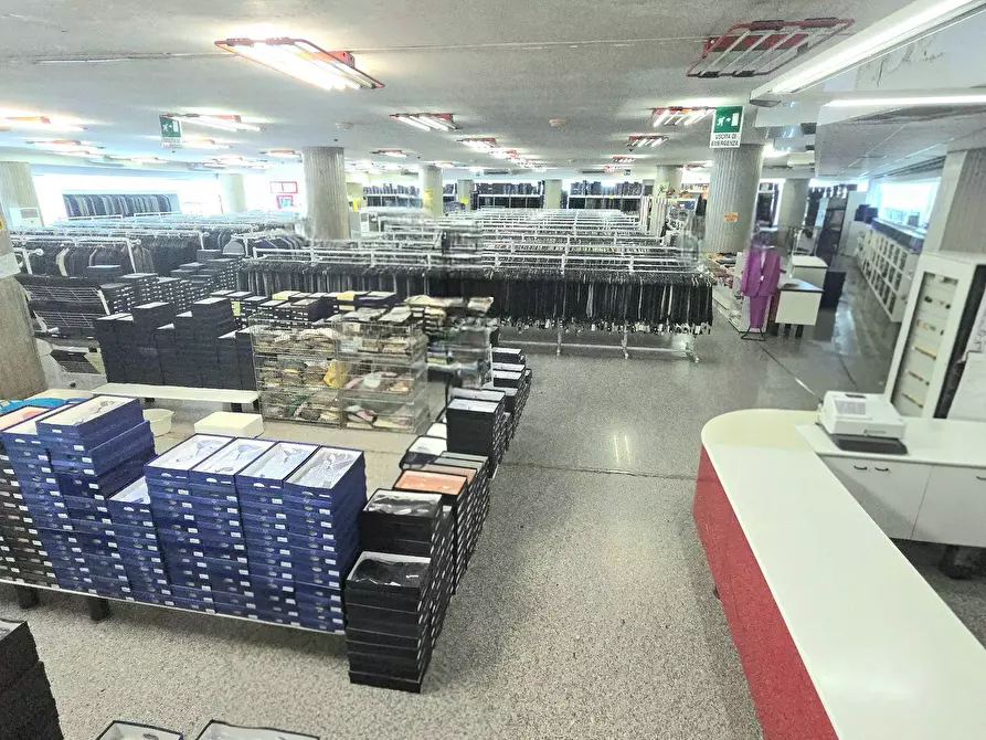 Immagine 5 di Locale commerciale in vendita  in Contrada Fiumicino - Mq. 1500 + Mq 500 magazzino + parcheggi a Teramo