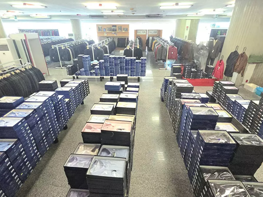 Immagine 8 di Locale commerciale in vendita  in Contrada Fiumicino - Mq. 1500 + Mq 500 magazzino + parcheggi a Teramo