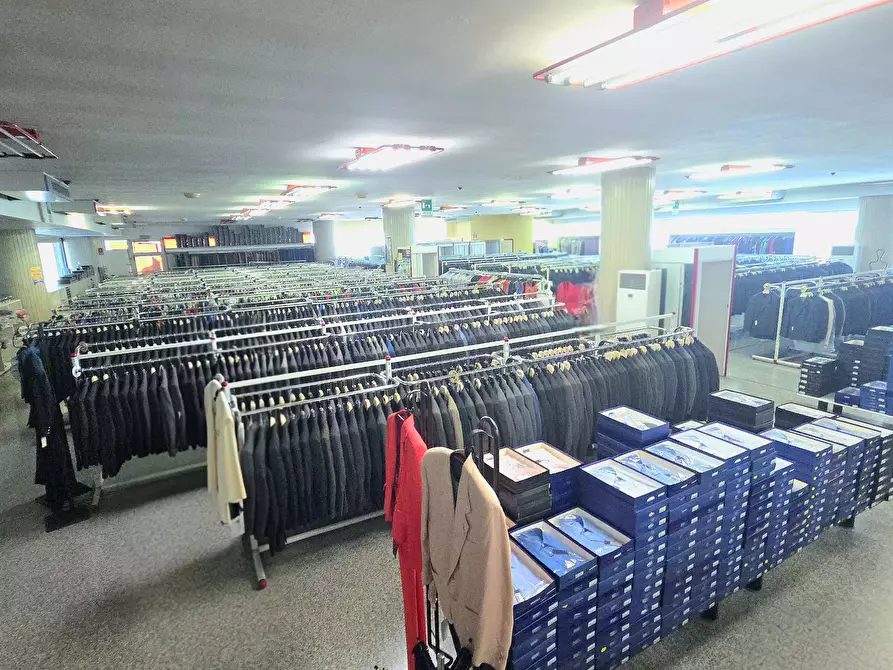 Immagine 9 di Locale commerciale in vendita  in Contrada Fiumicino - Mq. 1500 + Mq 500 magazzino + parcheggi a Teramo