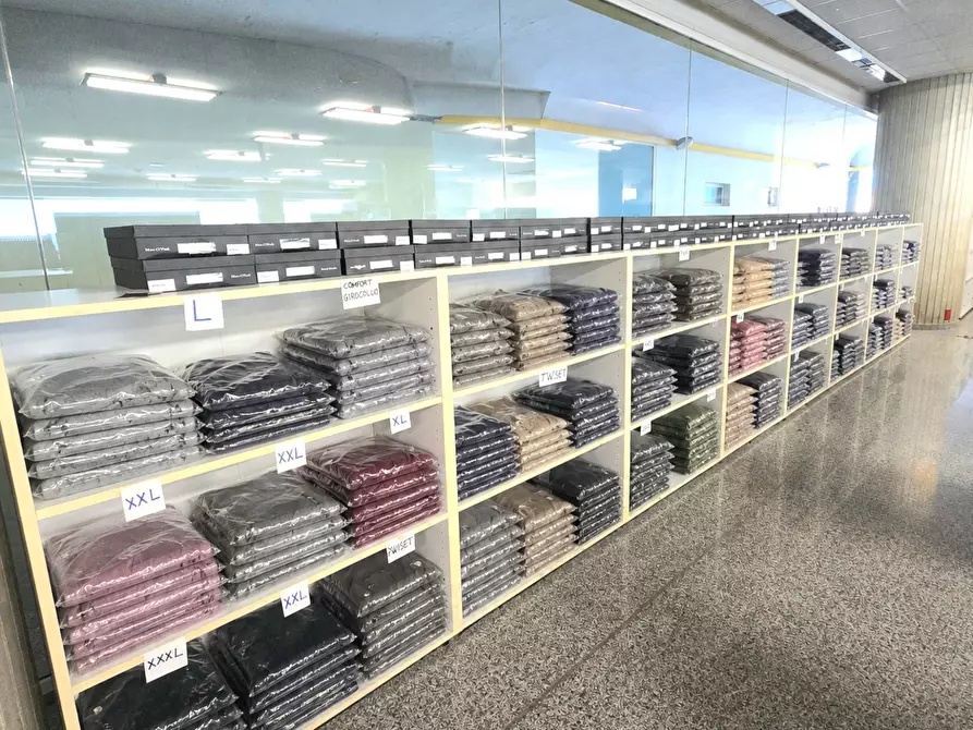 Immagine 11 di Locale commerciale in vendita  in Contrada Fiumicino - Mq. 1500 + Mq 500 magazzino + parcheggi a Teramo