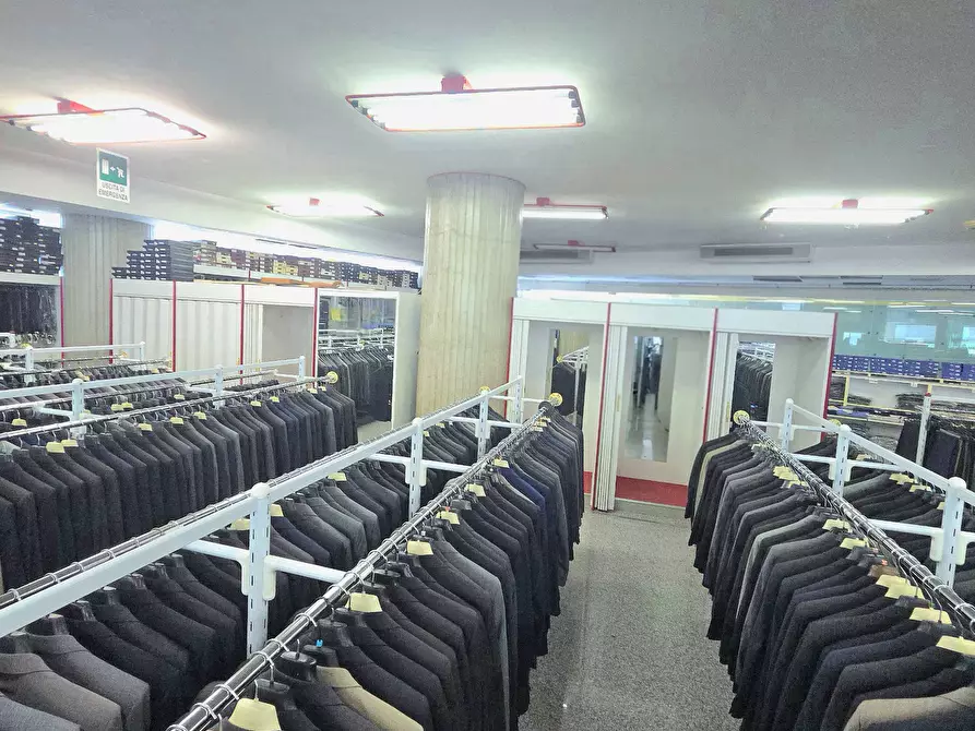 Immagine 12 di Locale commerciale in vendita  in Contrada Fiumicino - Mq. 1500 + Mq 500 magazzino + parcheggi a Teramo