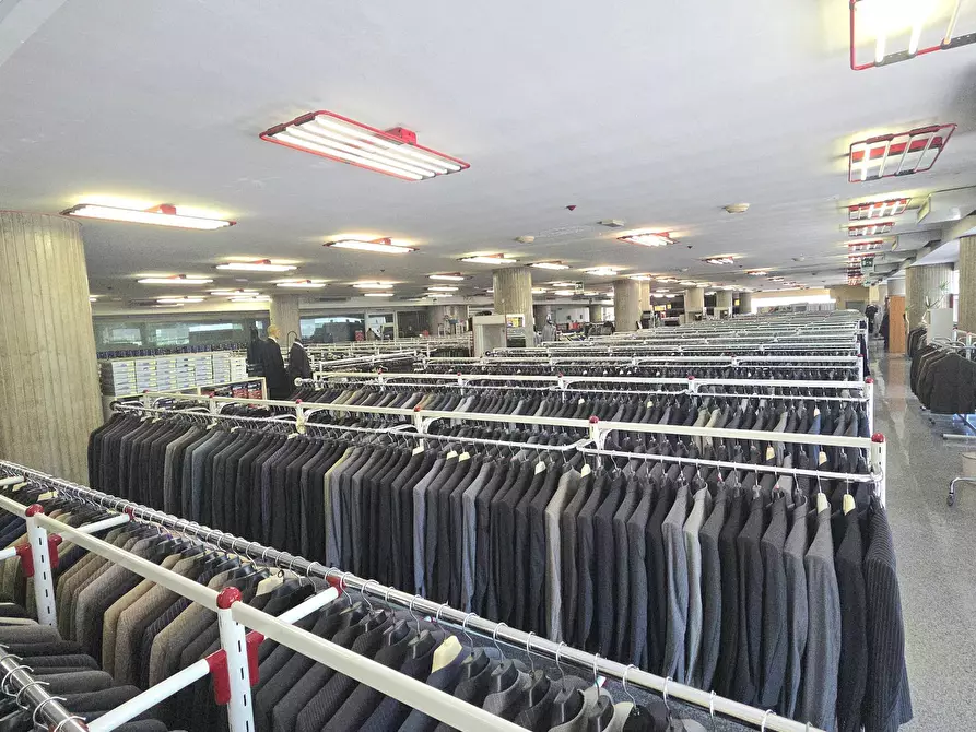 Immagine 3 di Locale commerciale in vendita  in Contrada Fiumicino - Mq. 1500 + Mq 500 magazzino + parcheggi a Teramo