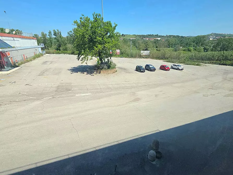 Immagine 17 di Locale commerciale in vendita  in Contrada Fiumicino - Mq. 1500 + Mq 500 magazzino + parcheggi a Teramo
