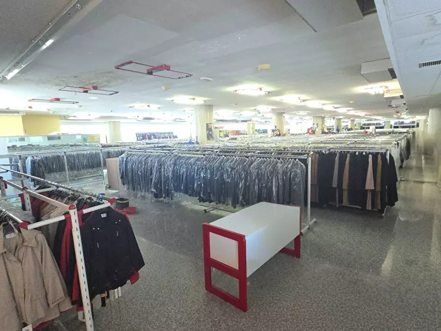 Immagine 6 di Locale commerciale in vendita  in Contrada Fiumicino - Mq. 1500 + Mq 500 magazzino + parcheggi a Teramo