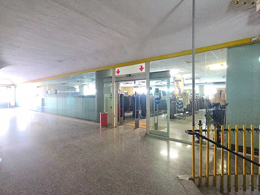 Immagine 15 di Locale commerciale in vendita  in Contrada Fiumicino - Mq. 1500 + Mq 500 magazzino + parcheggi a Teramo