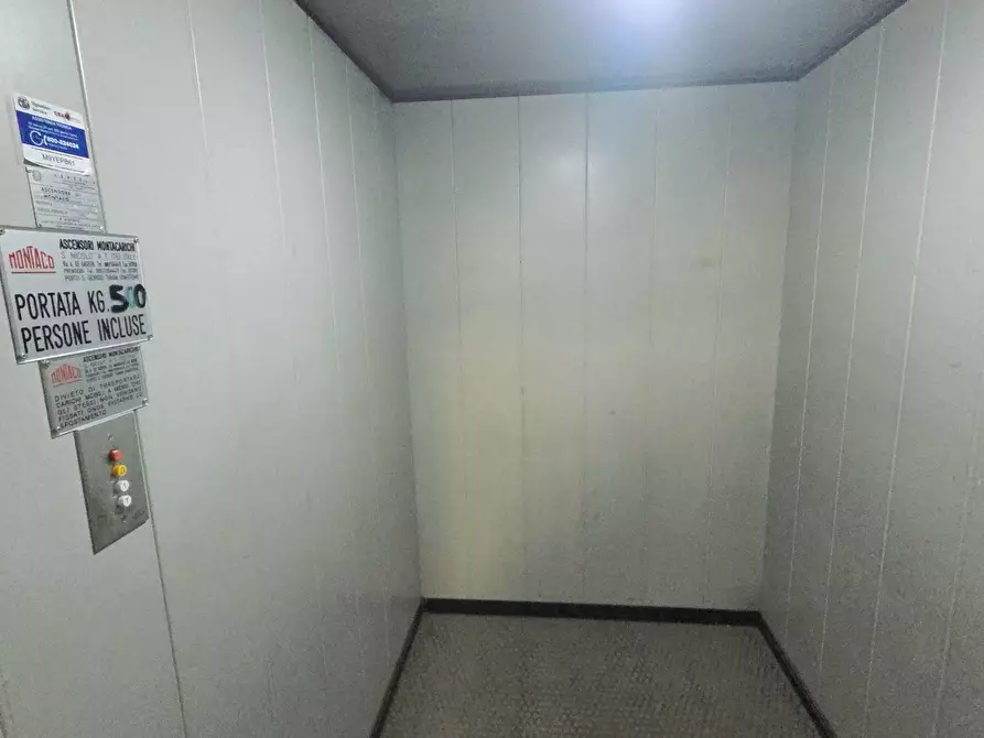 Immagine 21 di Locale commerciale in vendita  in Contrada Fiumicino - Mq. 1500 + Mq 500 magazzino + parcheggi a Teramo