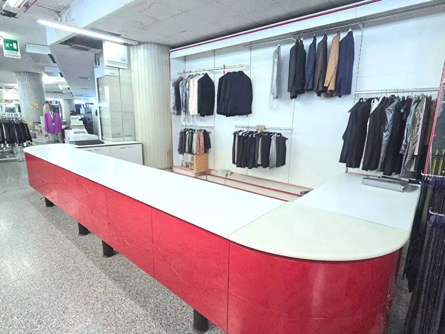 Immagine 13 di Locale commerciale in vendita  in Contrada Fiumicino - Mq. 1500 + Mq 500 magazzino + parcheggi a Teramo