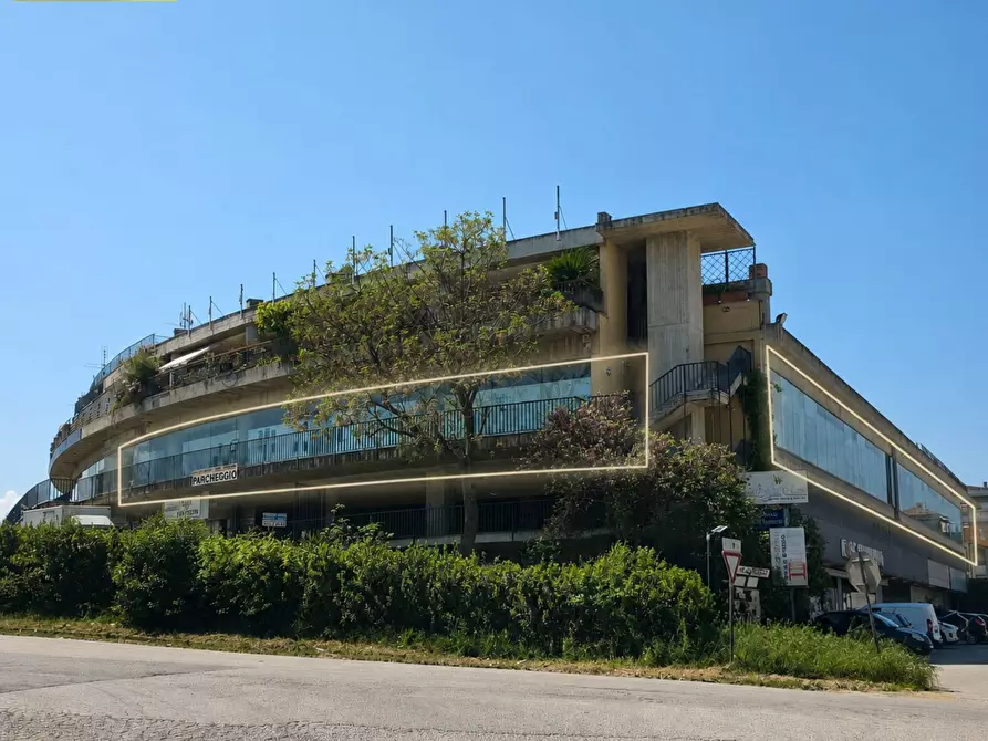 Immagine 1 di Locale commerciale in vendita  in Contrada Fiumicino - Mq. 1500 + Mq 500 magazzino + parcheggi a Teramo