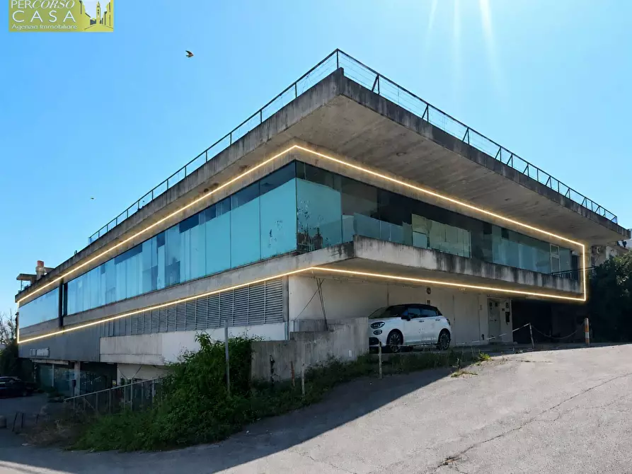 Immagine 2 di Locale commerciale in vendita  in Contrada Fiumicino - Mq. 1500 + Mq 500 magazzino + parcheggi a Teramo