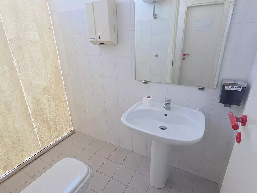 Immagine 22 di Locale commerciale in vendita  in Contrada Fiumicino - Mq. 1500 + Mq 500 magazzino + parcheggi a Teramo