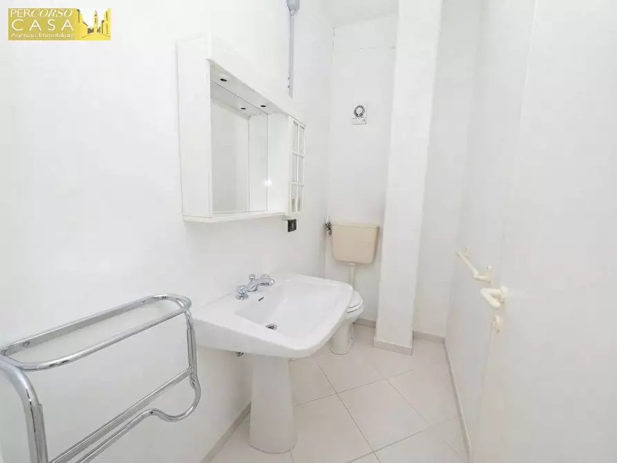 Immagine 9 di Ufficio in vendita  in Via Palombieri Piano Terra - Ingresso indipendente a Teramo