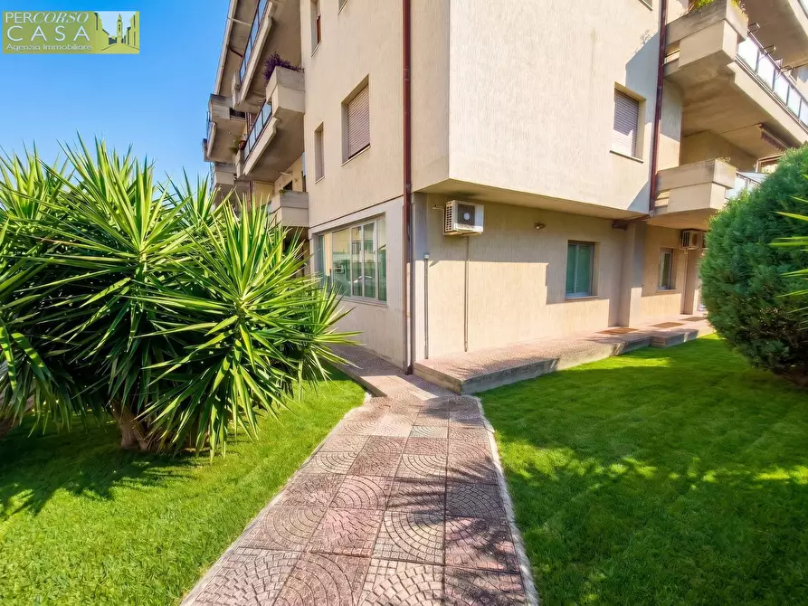 Immagine 1 di Ufficio in vendita  in Via Palombieri Piano Terra - Ingresso indipendente a Teramo