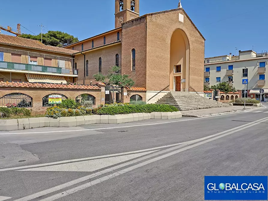 Immagine 2 di Locale commerciale in vendita  in Via IV Novembre angolo via F. Baracca a Grosseto