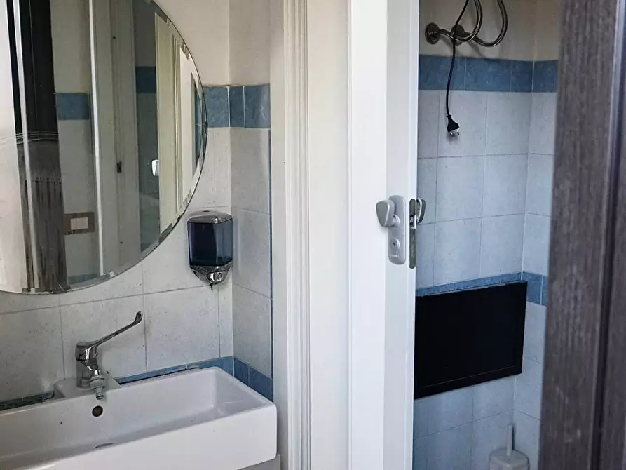 Immagine 10 di Locale commerciale in affitto  in via Salzano a Lusciano