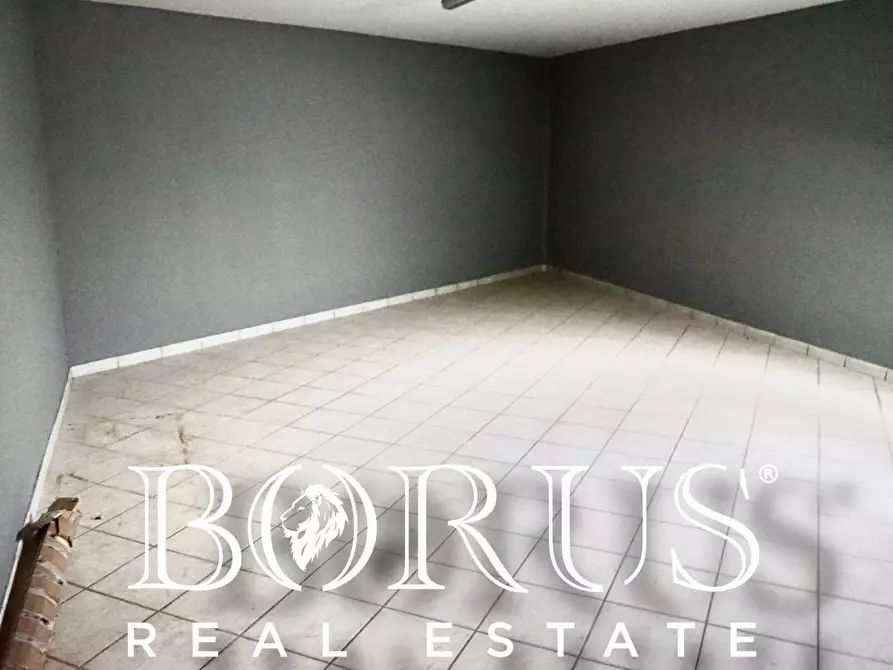 Immagine 4 di Locale commerciale in affitto  in VIA PAGANO a Trentola Ducenta