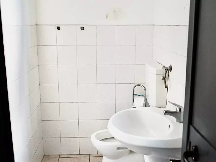 Immagine 10 di Locale commerciale in affitto  in VIA PAGANO a Trentola Ducenta