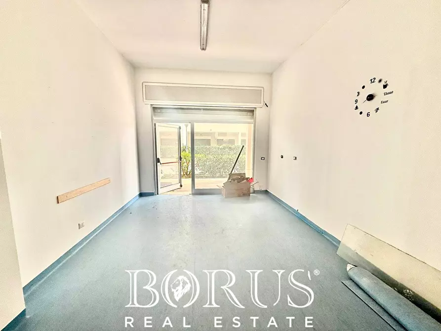 Immagine 1 di Locale commerciale in affitto  in via Cangemi a Lusciano