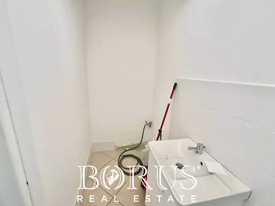 Immagine 11 di Locale commerciale in affitto  in via Cangemi a Lusciano