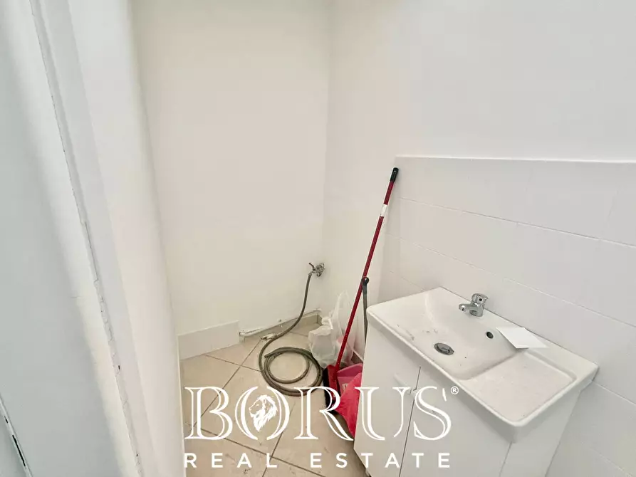 Immagine 12 di Locale commerciale in affitto  in via Cangemi a Lusciano