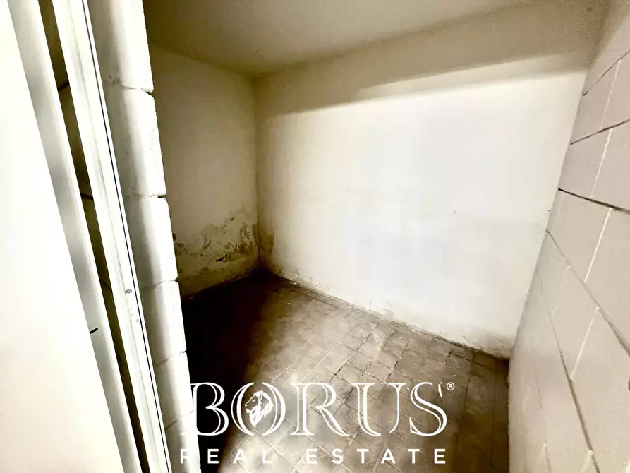 Immagine 12 di Box auto in vendita  in via Battisti a Caserta