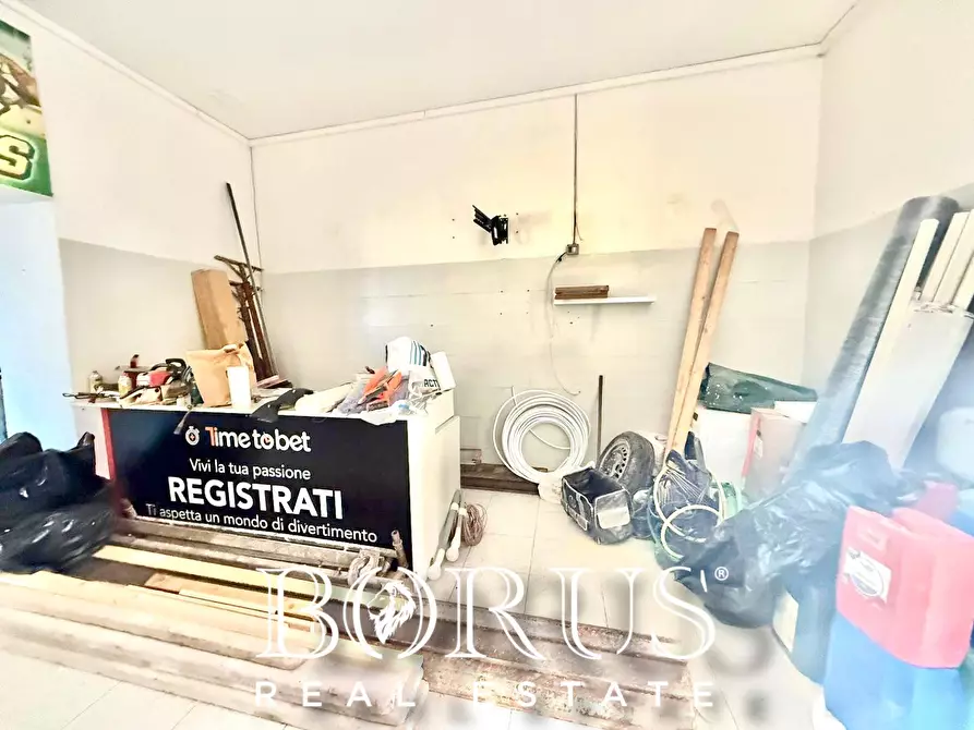 Immagine 4 di Locale commerciale in vendita  in Via Pietro Rosano a Cancello Ed Arnone