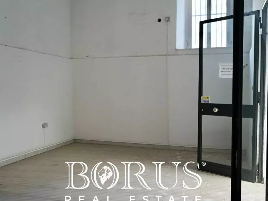 Immagine 1 di Locale commerciale in affitto  in Via Castello a Cancello Ed Arnone