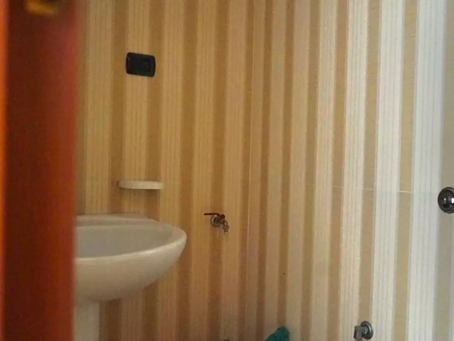 Immagine 11 di Locale commerciale in affitto  a Villa Di Briano