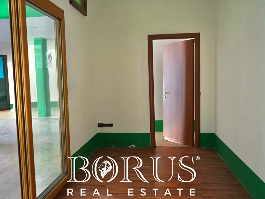 Immagine 19 di Locale commerciale in affitto  a Villa Di Briano