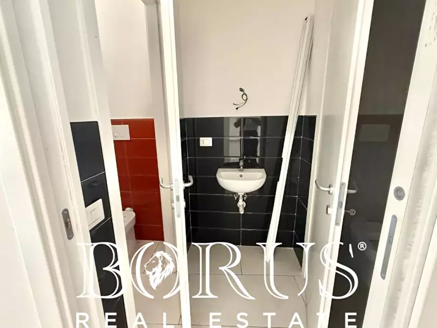 Immagine 19 di Locale commerciale in affitto  in Viale Europa a Aversa