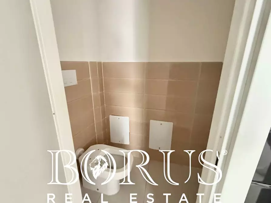 Immagine 21 di Locale commerciale in affitto  in Viale Europa a Aversa