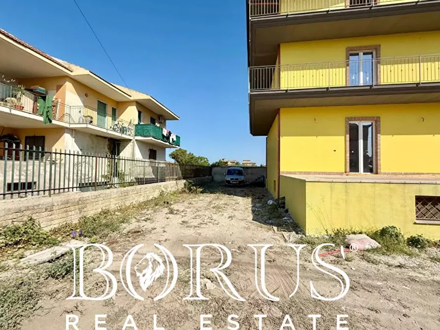 Immagine 4 di Palazzo in vendita  a Castel Volturno