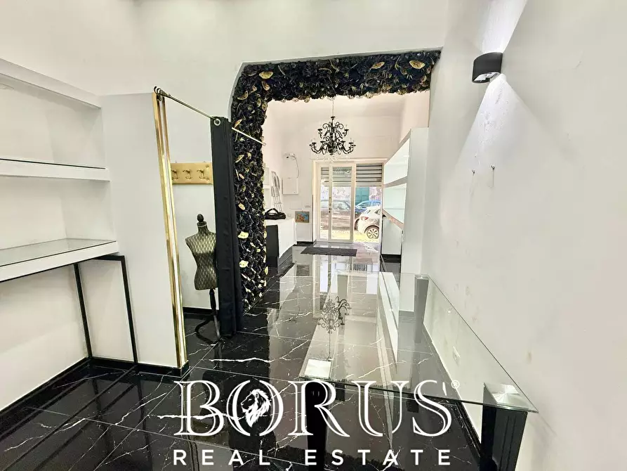 Immagine 1 di Locale commerciale in vendita  in Corso San Giovanni a Teduccio a Napoli