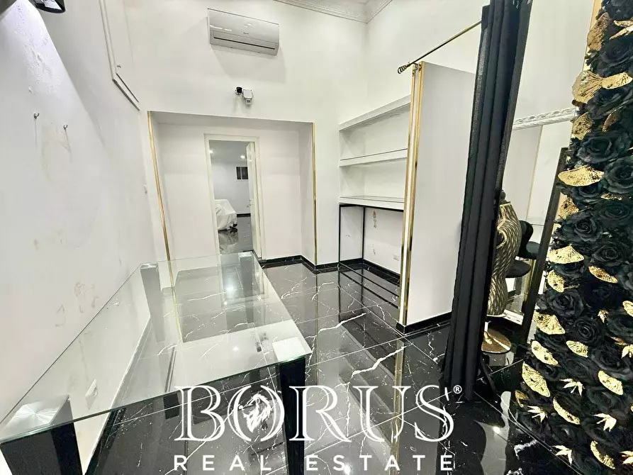 Immagine 3 di Locale commerciale in vendita  in Corso San Giovanni a Teduccio a Napoli