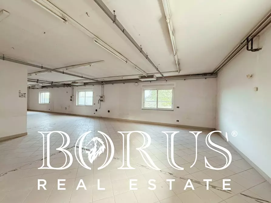 Immagine 2 di Locale commerciale in affitto  in Viale della libertà a Gricignano Di Aversa