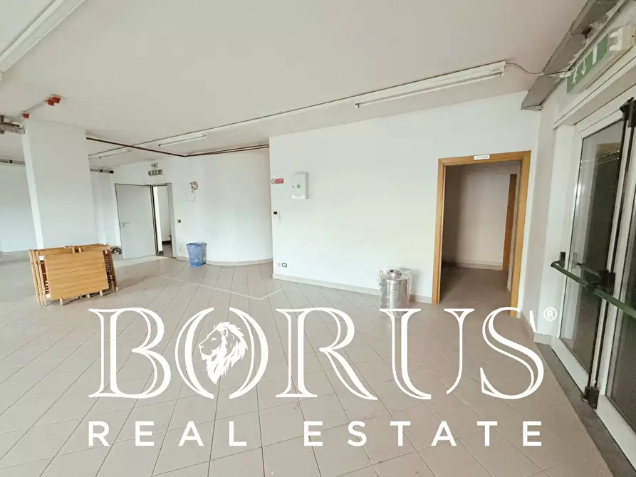 Immagine 13 di Locale commerciale in affitto  in Viale della libertà a Gricignano Di Aversa