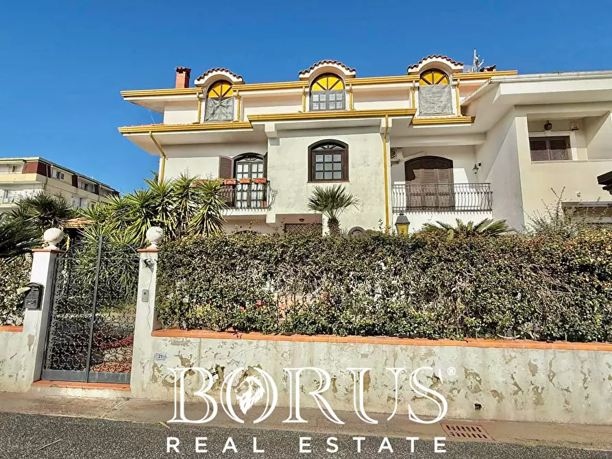 Immagine 2 di Villa in vendita  in VIALE IMPERIA a Castel Volturno