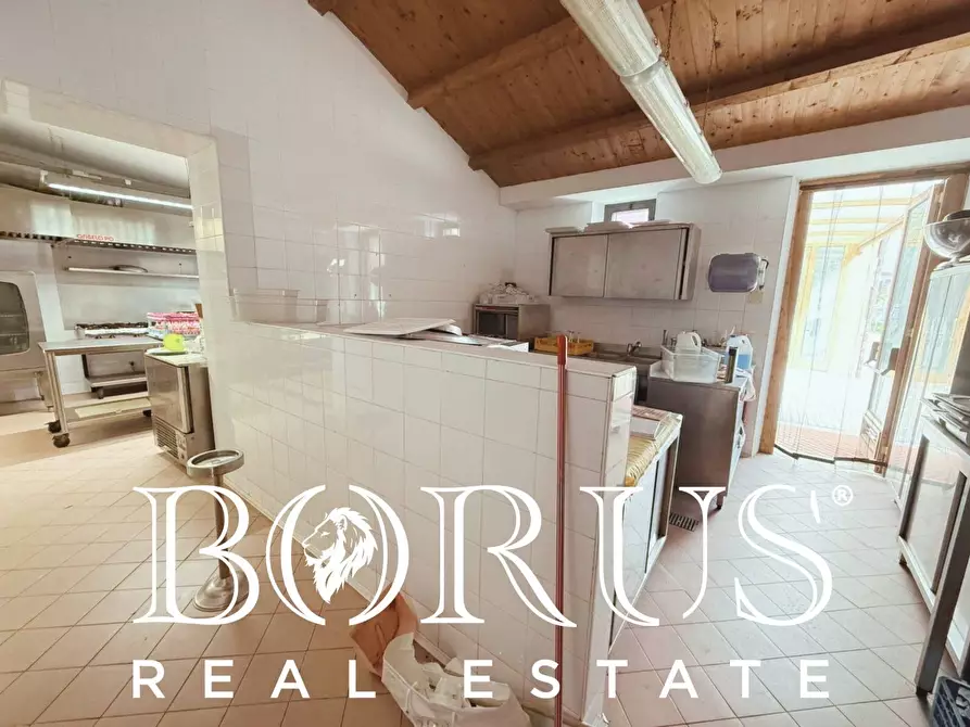 Immagine 10 di Attività commerciale in vendita  a Gaeta