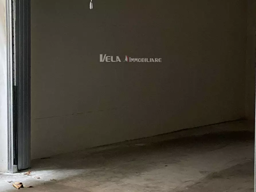 Immagine 3 di Magazzino in vendita  a San Benedetto Del Tronto